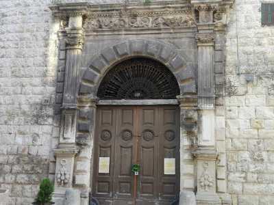 Palazzo Pascale-Scarli: maestoso � il portale di ingresso di stile rinascimentale, dotato di arco a tutto sesto e reso pi� grazioso da capitelli ionici e bassorilievi con fantasia floreale